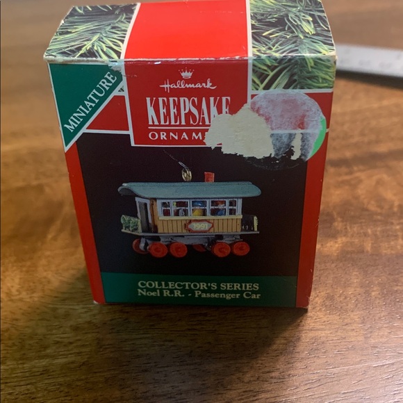 Vintage Hallmark Keepsake Mini Passenger Car Ornament - Picture 6 of 9